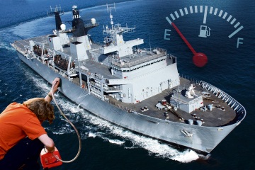 Ladrones descarados extraen diesel por valor de £ 250,000 del buque de guerra de la Royal Navy