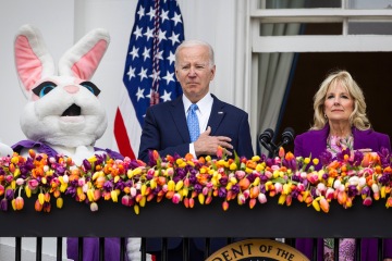 Jill debe decirle a Biden que salude con la mano antes de ser dirigido por el CONEJITO DE PASCUA