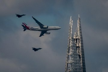 Los aviones de la RAF que escoltan un avión sobre Londres provocan pánico, pero hay una explicación