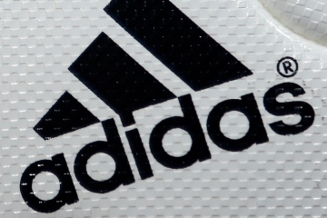 Hay una razón por la que el logotipo de Adidas no está en mayúsculas, y tiene mucho sentido