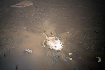 Helicóptero de Marte de la NASA toma una extraña foto que parece mostrar un OVNI estrellado