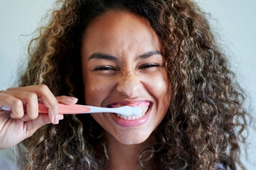 Lo que dicen los estilos de cepillado de dientes: ¿eres un demonio de la velocidad o un sensualista? 
