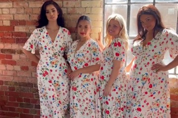 Cuatro mujeres muestran cómo se ve un vestido cruzado floral en sus figuras de talla 10-18