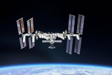Imágenes que desafían la gravedad muestran a un cosmonauta ruso fuera de la ISS con un astronauta europeo