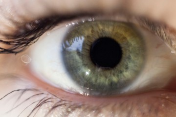 Cómo un ojo contraído podría ser un signo de algo grave y cuándo ver a su médico de cabecera