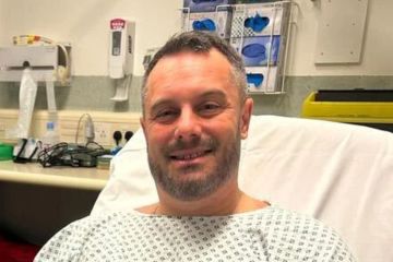 El comentarista de BT Sport Fletcher ha sido trasladado de urgencia al hospital después de ser 