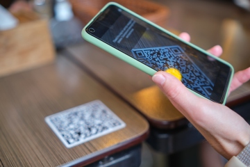 Advertencia para millones de usuarios de iPhone y Android sobre estafas telefónicas en restaurantes