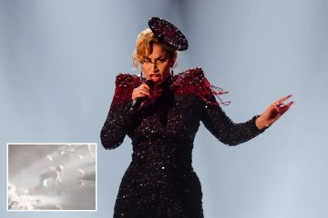 Los espectadores de Eurovisión detectan un error incómodo cuando se ve a los hombres arrastrándose fuera del escenario