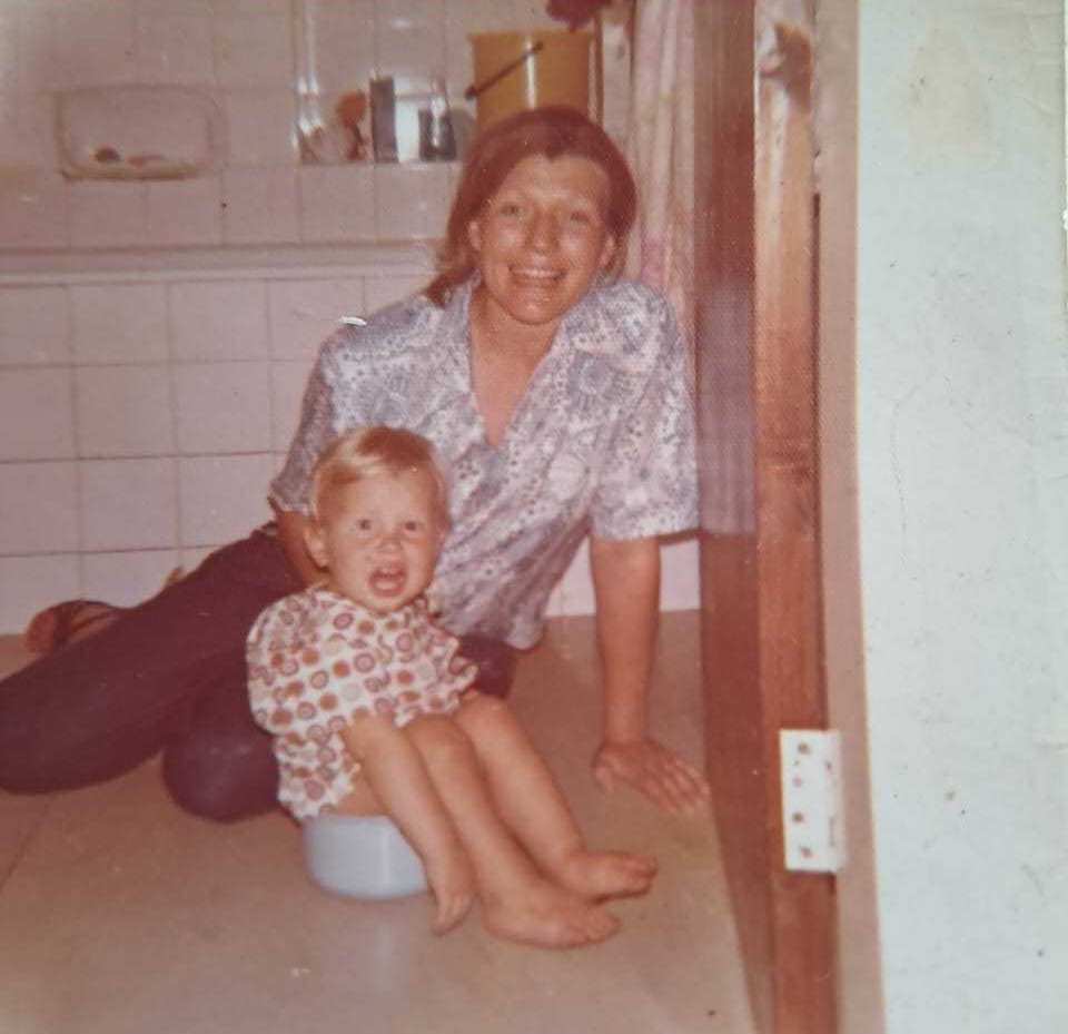 Se ve a Elon Musk en el baño cuando era un niño pequeño mientras su madre Maye sonríe.