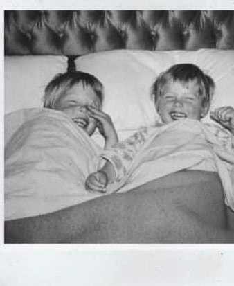 Elon Musk y su hermano Kimbal se ríen en la cama cuando eran niños