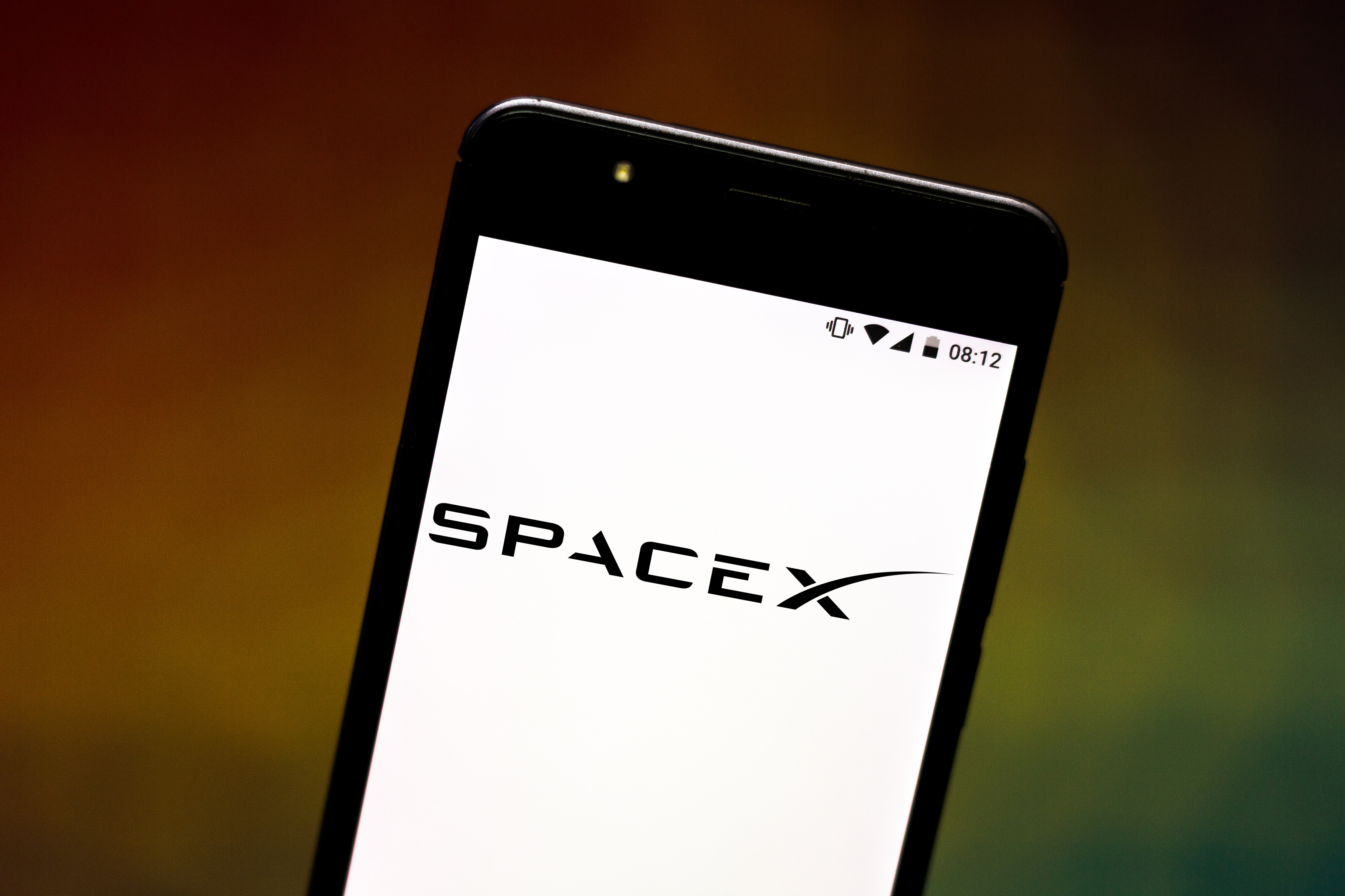 El logotipo de Space X comparte similitudes con el nuevo logotipo de xAI, ya que la 'x' en xAI se asemeja a la 'x' en Space X, siendo ambos diseños limpios y elegantes.