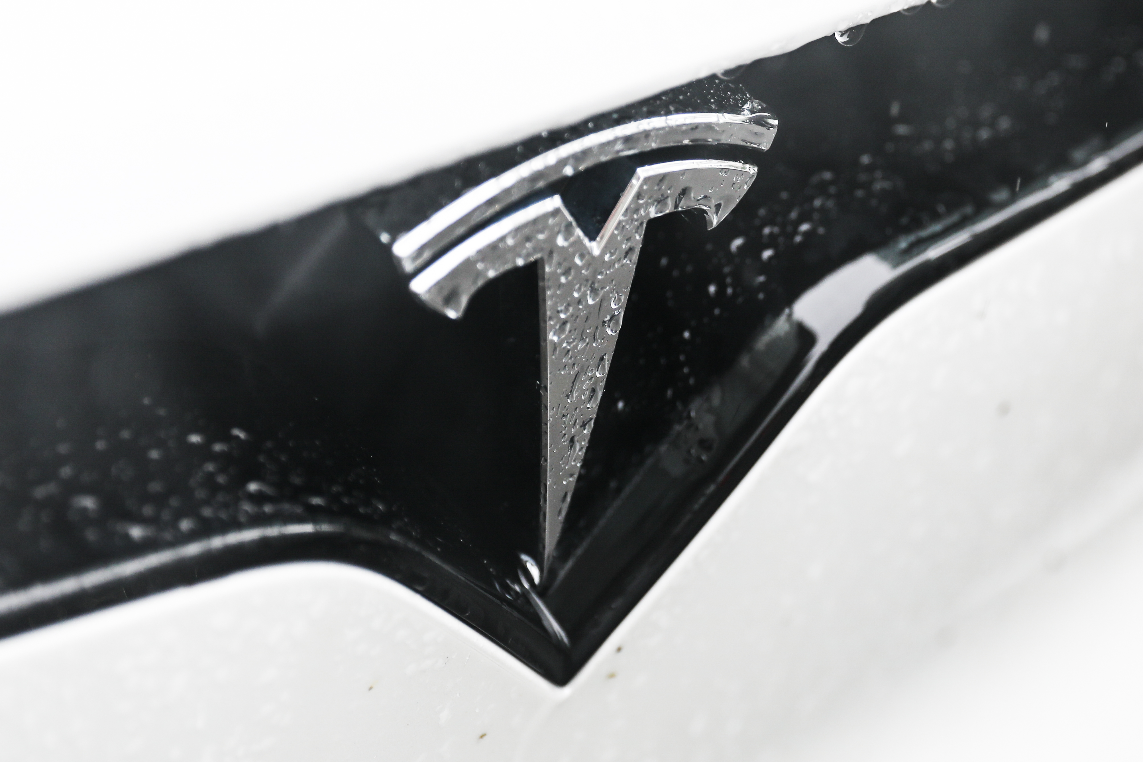El logotipo de Tesla se origina en el propio automóvil, ya que es un solo rotor en la sección transversal de la rueda del automóvil.