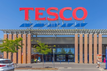 Los compradores de Tesco se apresuran a comprar artículos imprescindibles que escanean £ 19.50 en lugar de £ 70