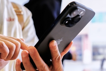 Se insta a los fanáticos de Apple a revisar los cajones del raro iPhone después de que el modelo se vendiera por $ 190,000